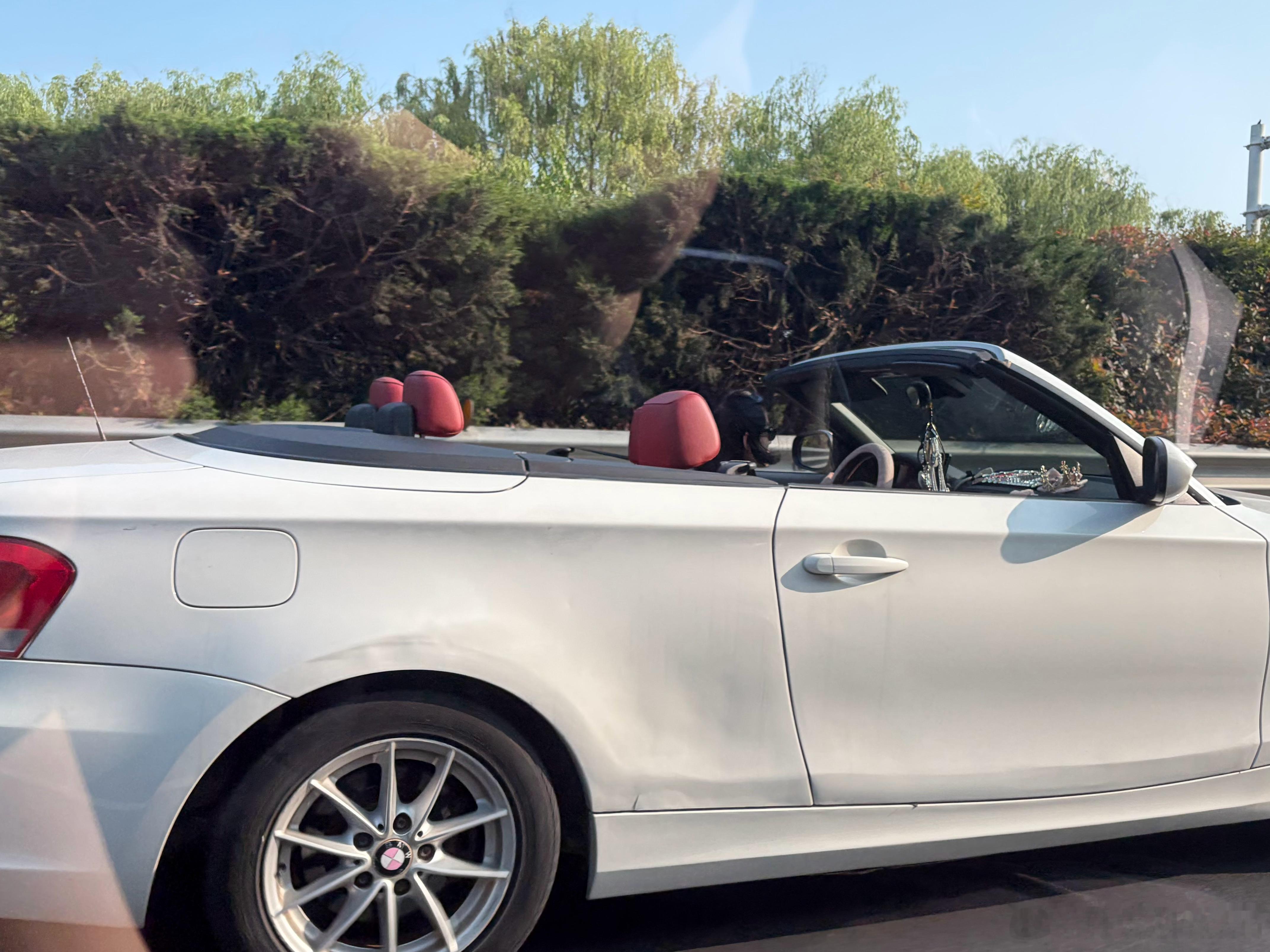 没开过敞篷车，虽然天气是不错，但在高速上开蓬开，真的舒服吗 