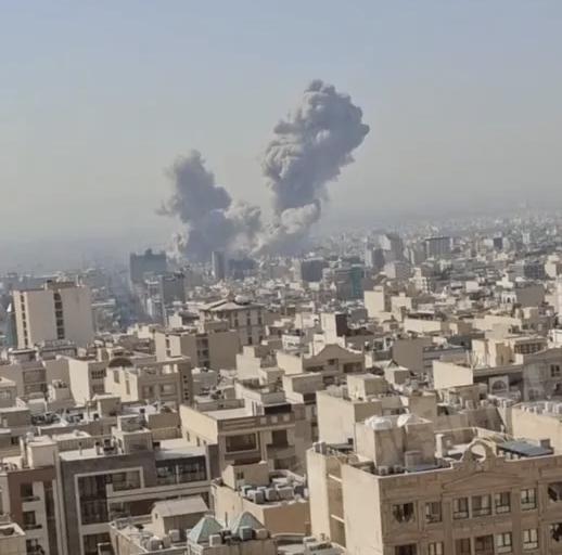 动手了，动手了，美军真的对伊朗动手了！
就在今天早些时候，美以联军对伊朗首都进行