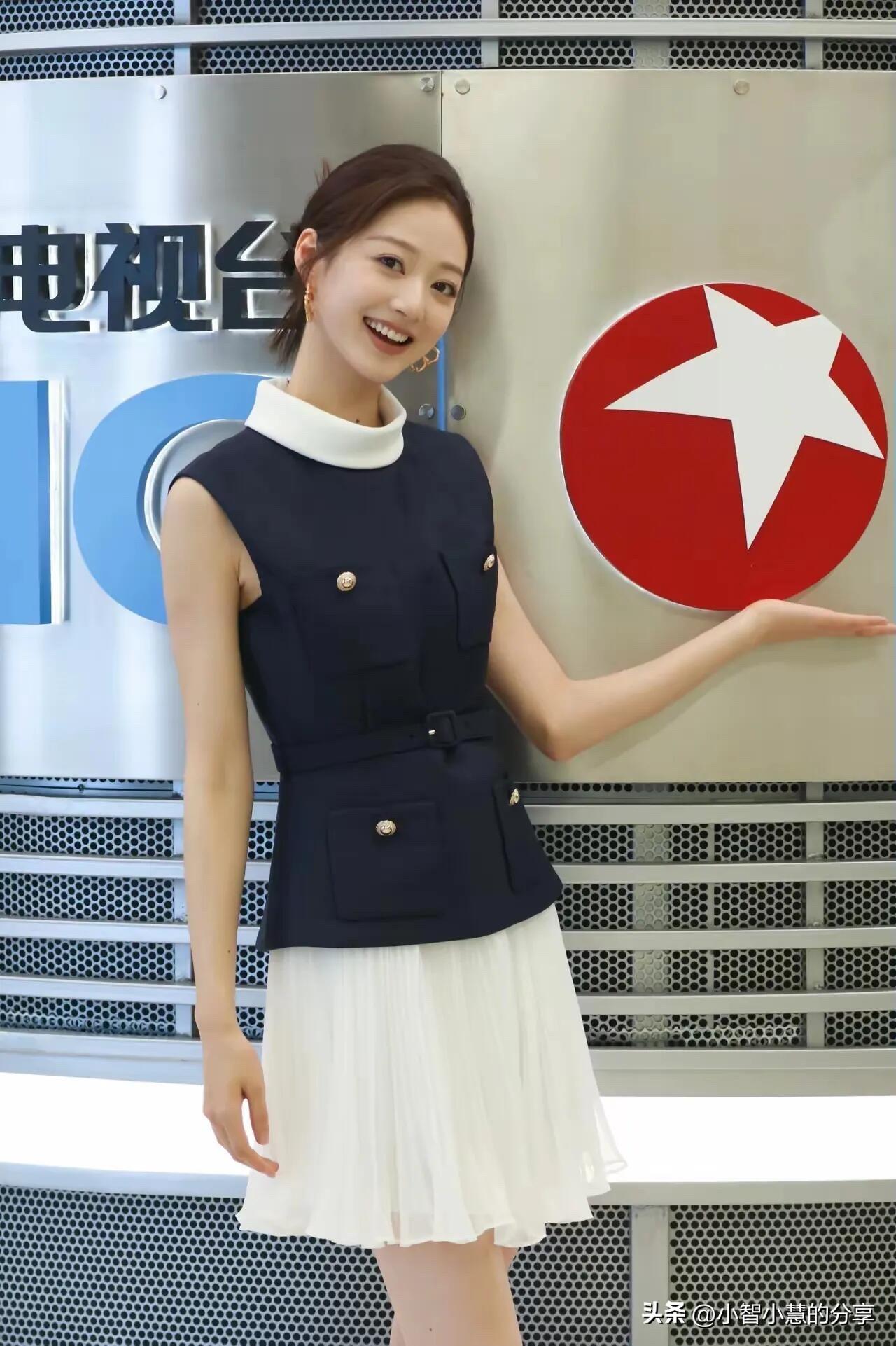 这位女主持人长得好标致啊，有颜值身材又好，关键是她很有气质，又是个才女，怎么就没