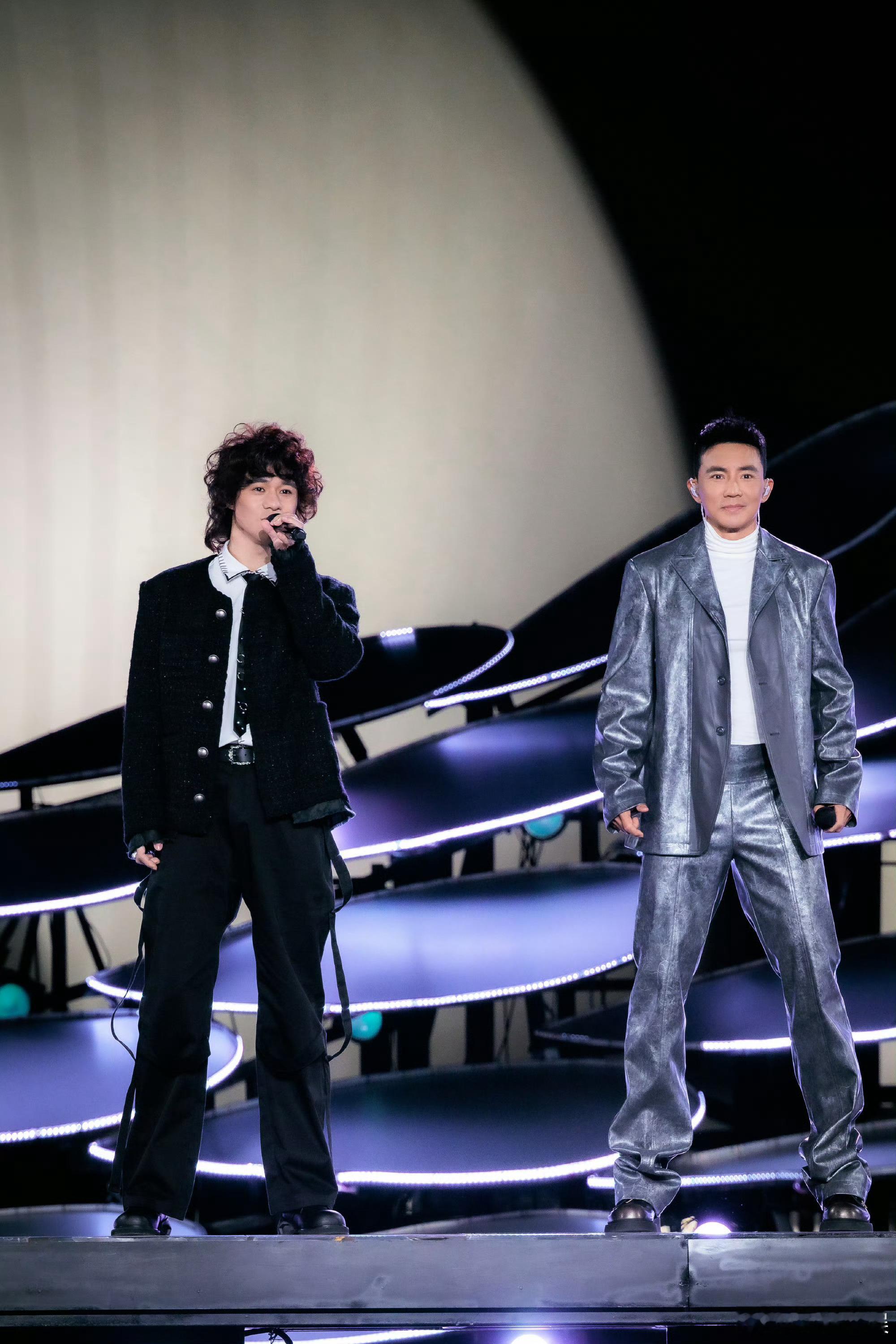 大湾区晚会 气势如虹如刘畊宏 谁懂啊！看惯了穿运动服的刘教练，换上皮西装直接帅出