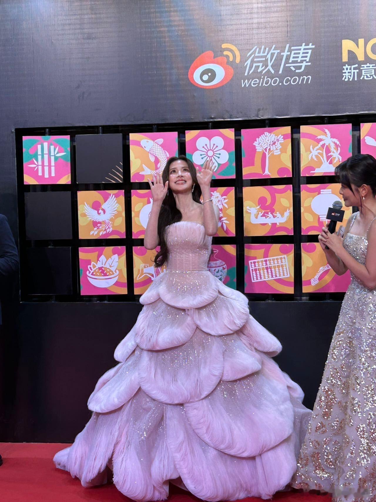 小水美出新高度红毯上的小水，每一步都像走在画报里。那种举手投足间的优雅与自信，让