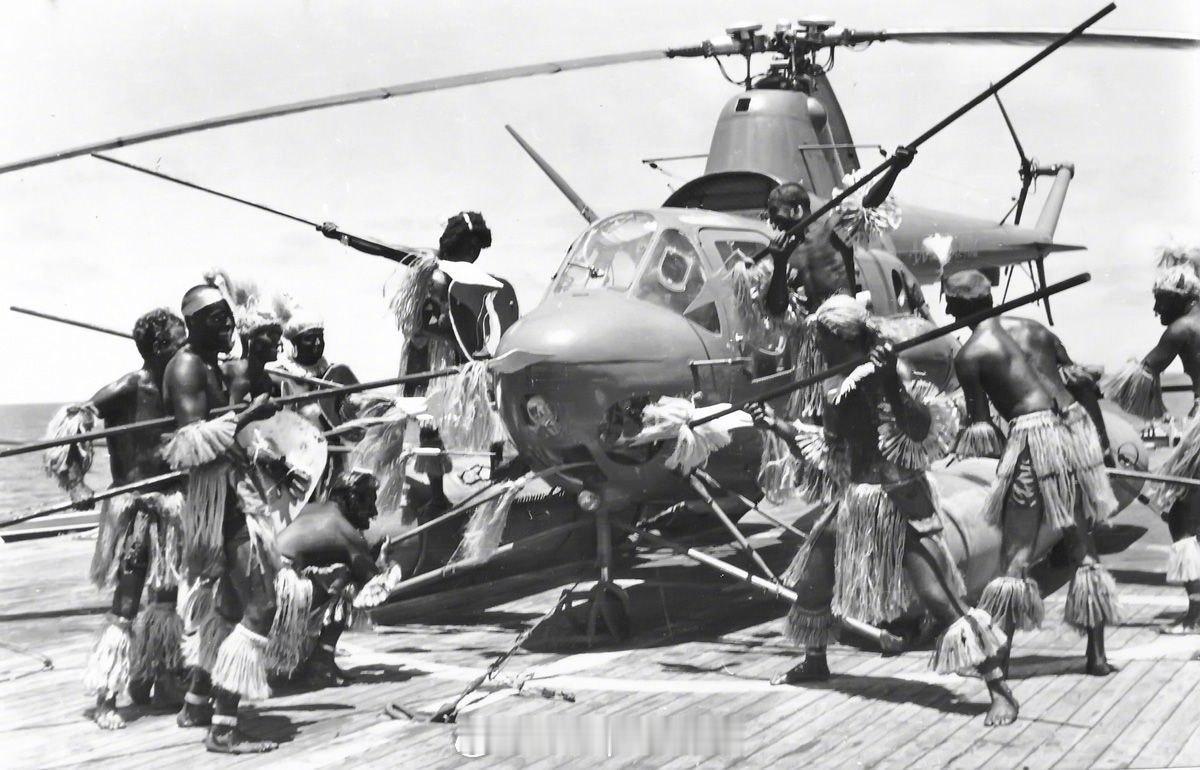 照片中的历史 1978年，“苏联乌克兰”号捕鲸船的甲板上，一架米-1M型直升机正