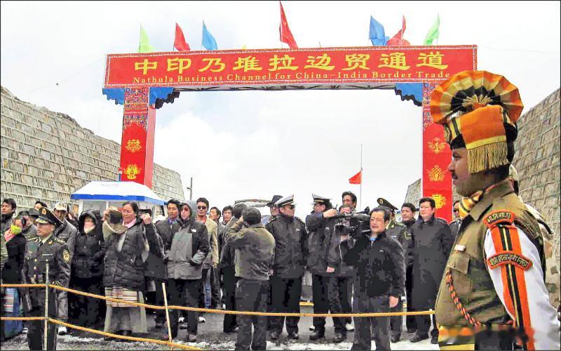中印边境乃堆拉山口关闭近6年后恢复贸易活动海外新鲜事 据《南华早报》报道，位于喜