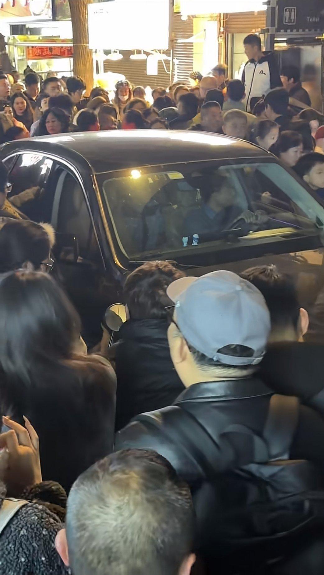 压力大的时候，就看看他，把车开进回民街里，脑子嗡嗡的现在 