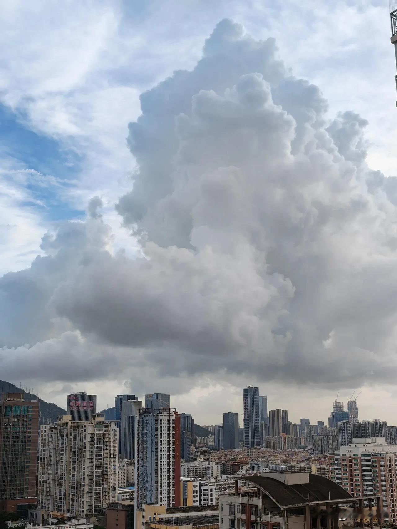 2024年7月20日傍晚，深圳市南山区，坐看“高天上流云”，如梦如幻。