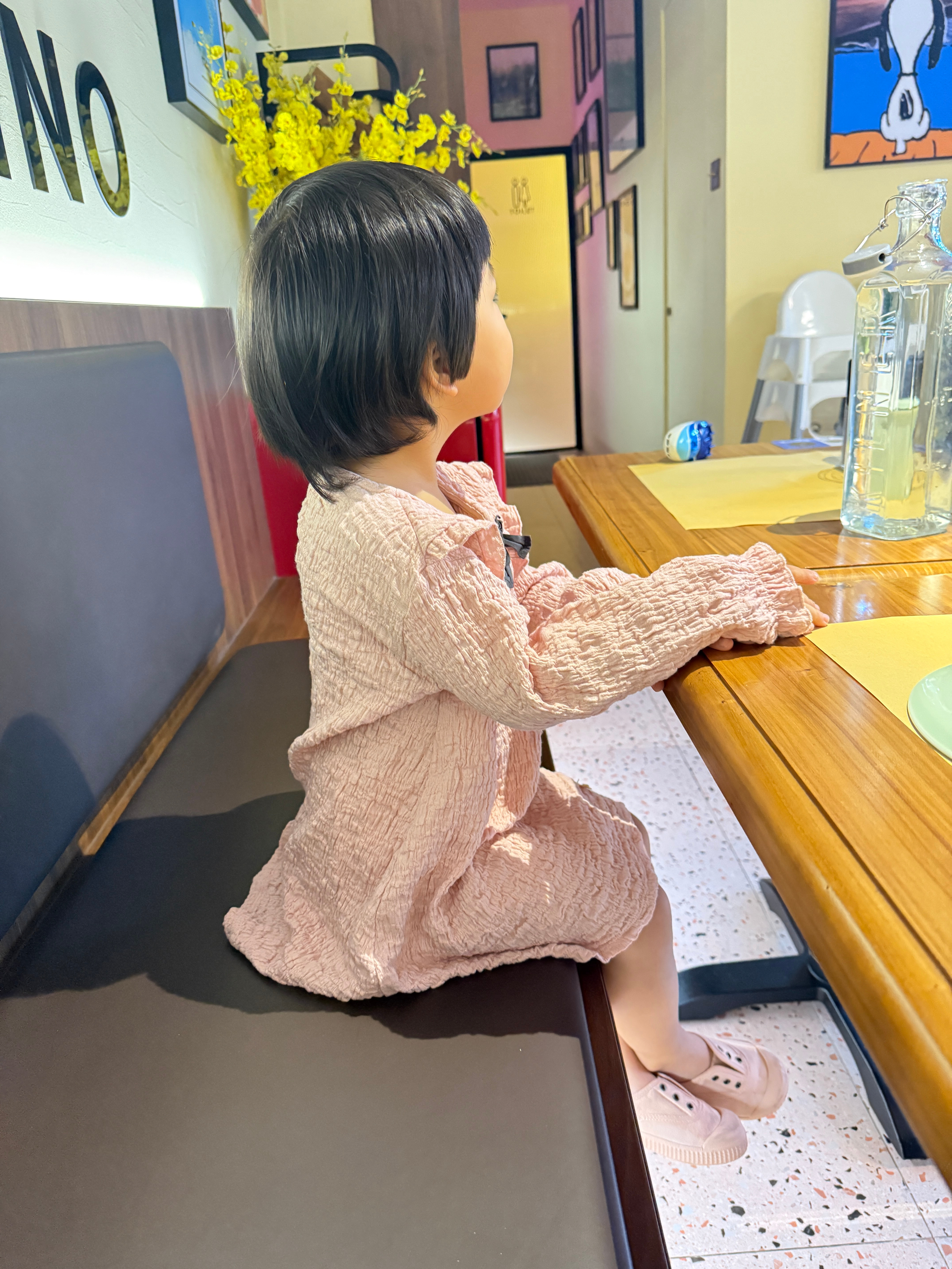 咋一看好文静的小宝其实是被电视吸进去了带娃随手拍