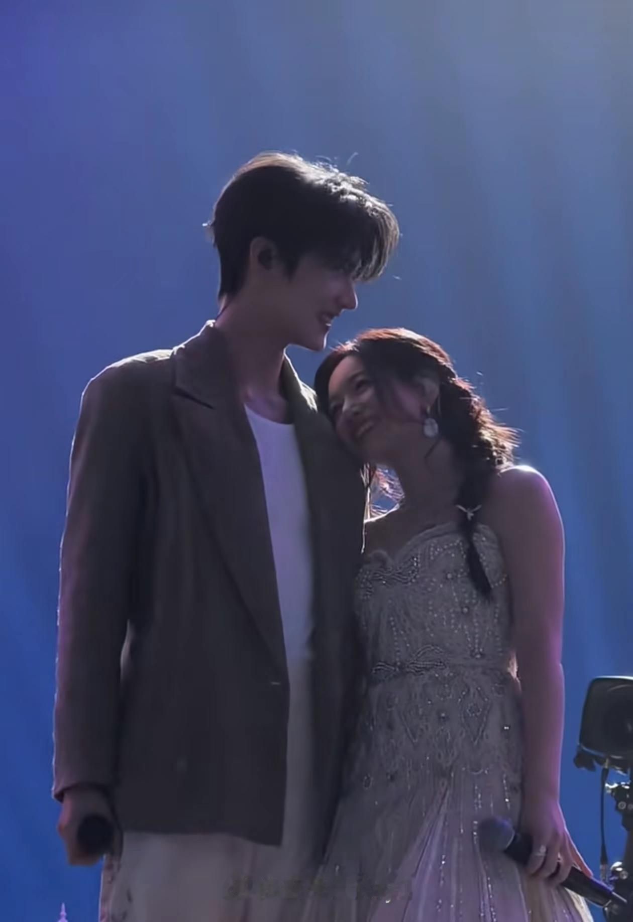 微博之夜，
最甜cp诞生了！
《狙击蝴蝶》最强售后，
周柯宇和陈妍希演唱《早安晚