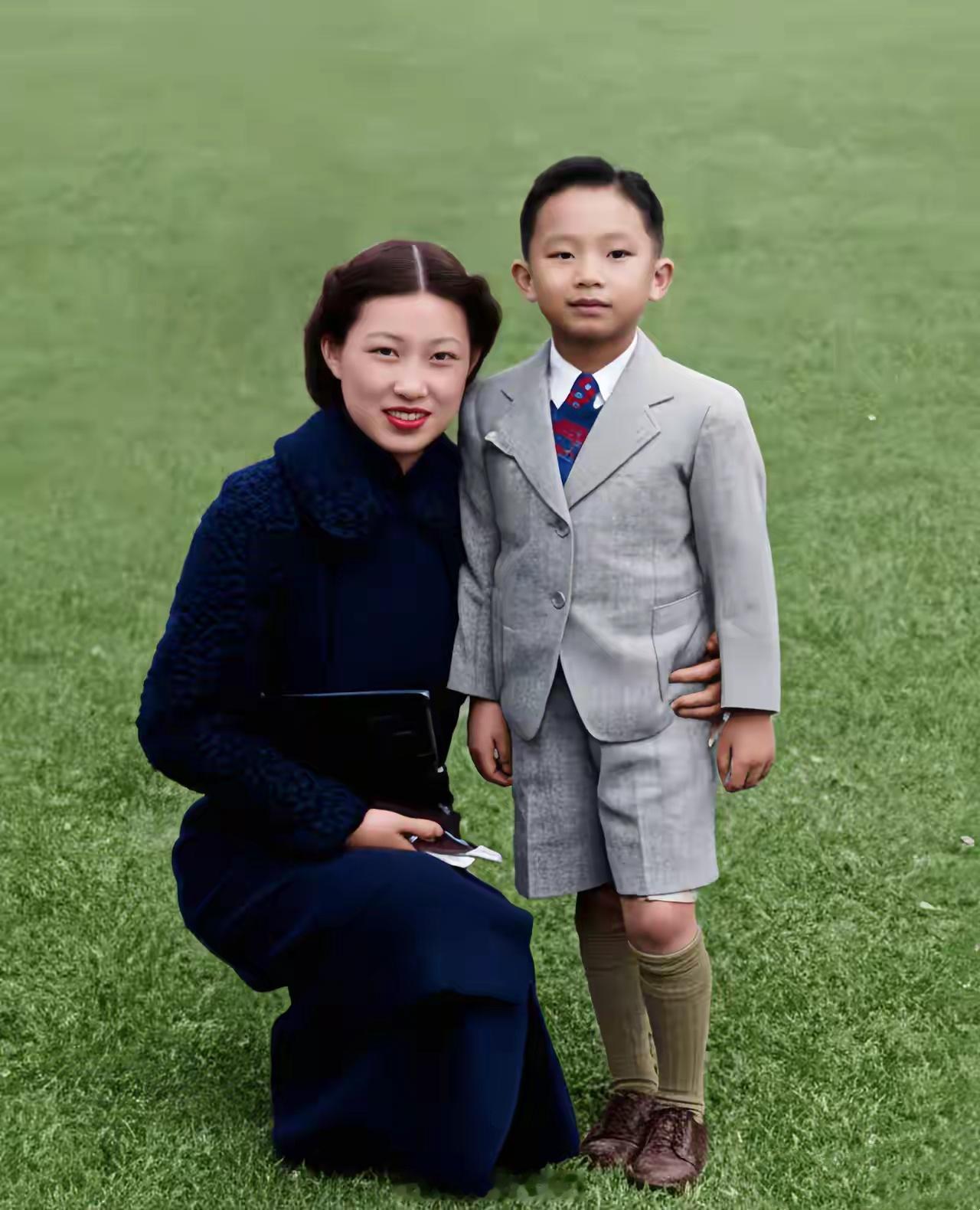 1939年，香港。27岁的赵一荻将独生子张闾琳托付给美国友人抚养。随后与张学良一