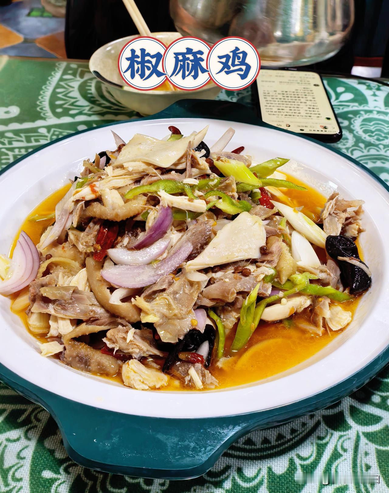 昨天从天山天池玩了回来 回酒店洗洗，跟哥逛着去和田二街。
红宝石雅致酒店到和田二