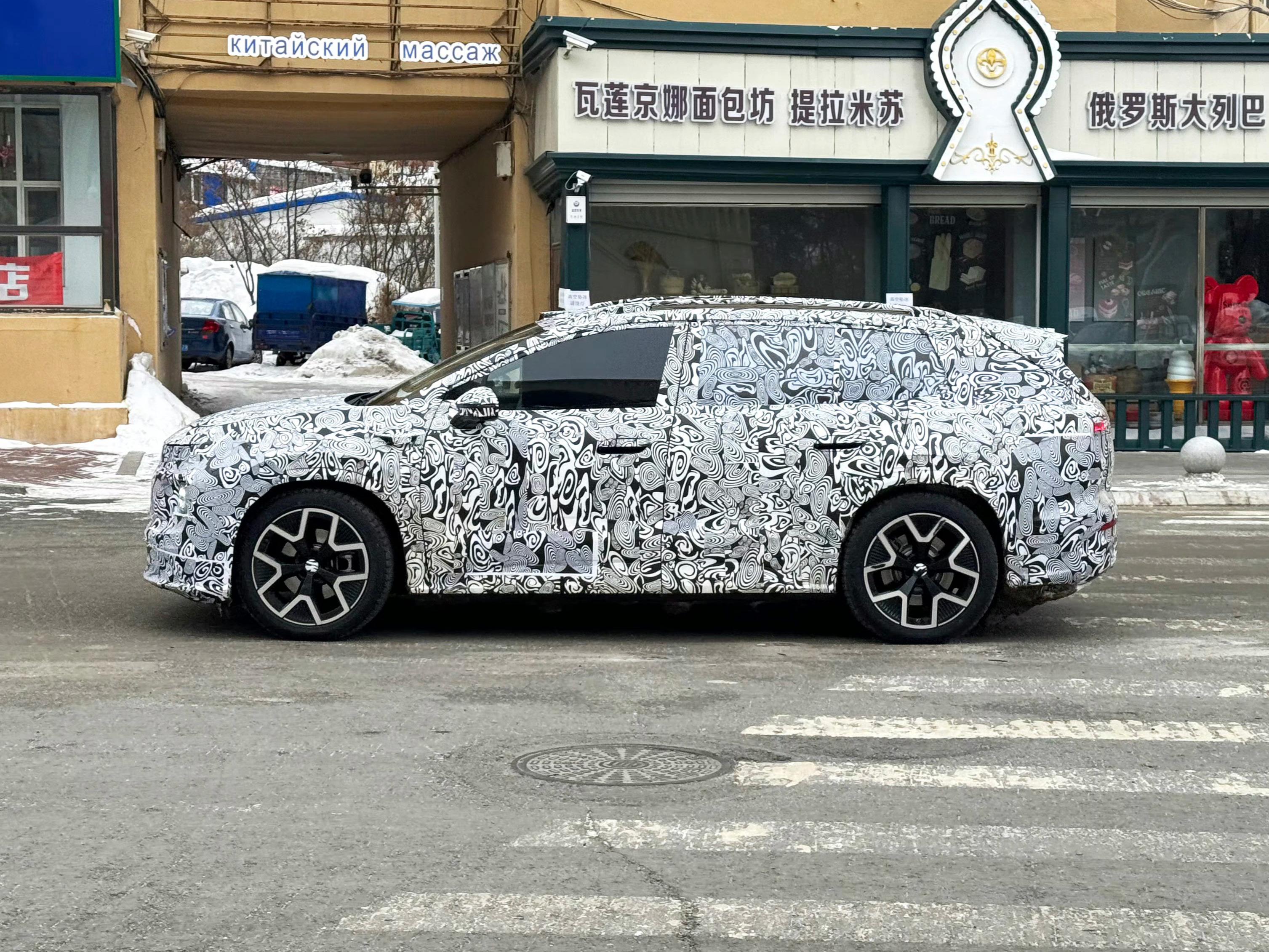 一汽大众ID.AURA序列首款车型，纯电SUV，下半年上市高度不高，侧面很修长，