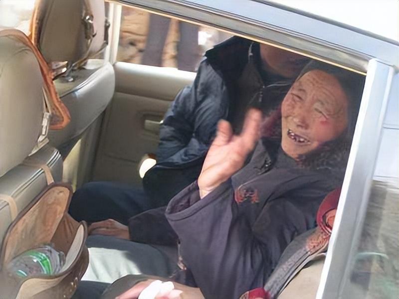 2002年，河北一男子骑车下班回家，发现桥洞下有一个老太太，穿着破旧的衣服还是个