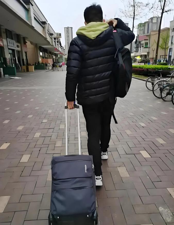 上海，男子和妻子大吵一架，赌气离家出走，一走就是4年，抛下妻子独自抚养女儿，妻子