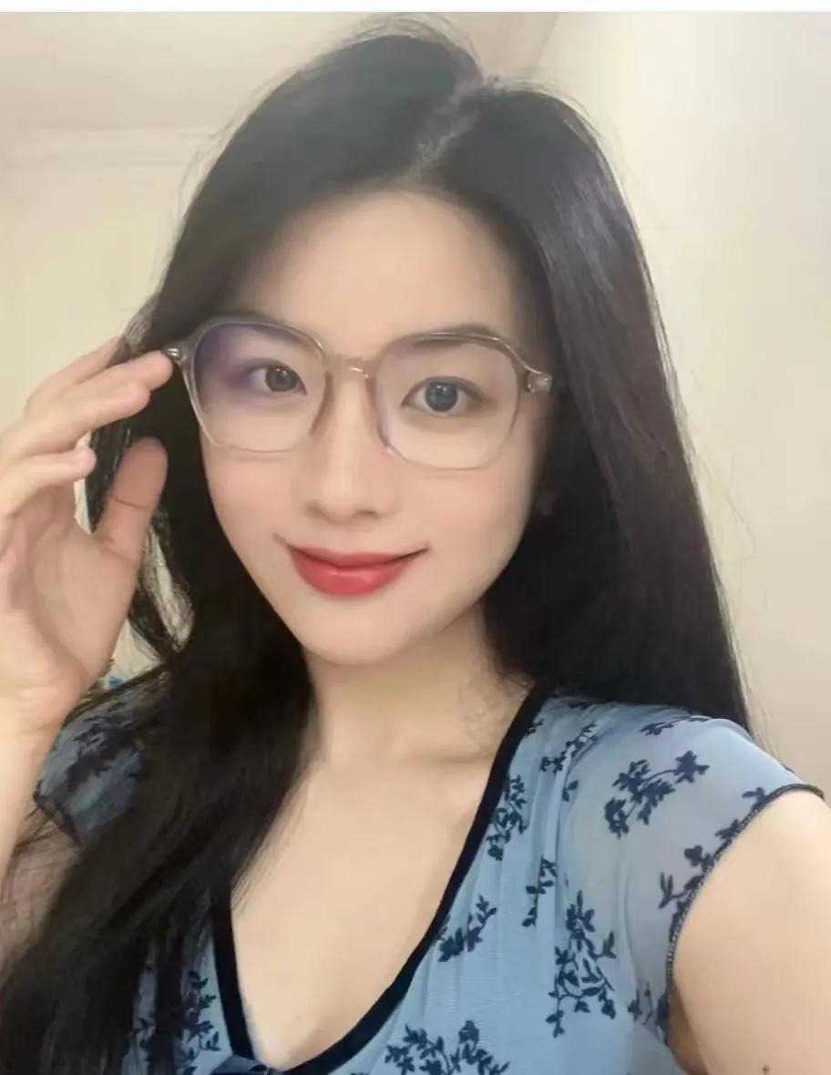 我独自一人穿梭于繁华都市，渴望一份成熟稳重的爱情。转眼间，已过而立之年，心中的他