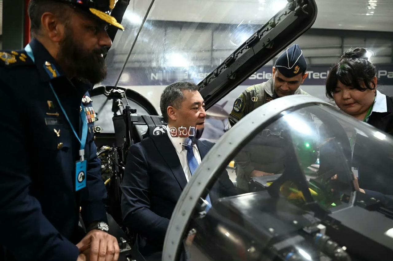 12月5日，吉尔吉斯斯坦总统扎帕罗夫访问巴基斯坦时与中巴联合研制的JF-17“枭