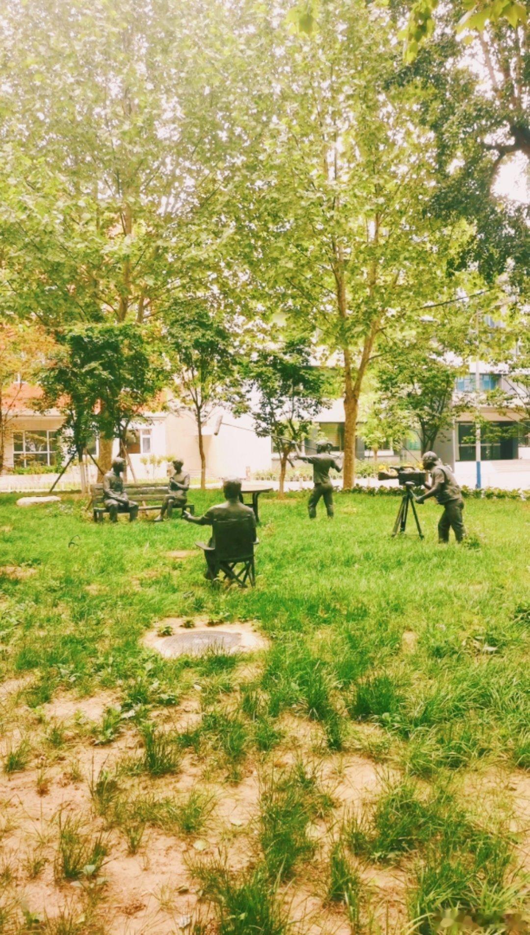 中传校园东北角，铜锈落灰无人扫。昔日电视万人迷，而今埋没随百草。 