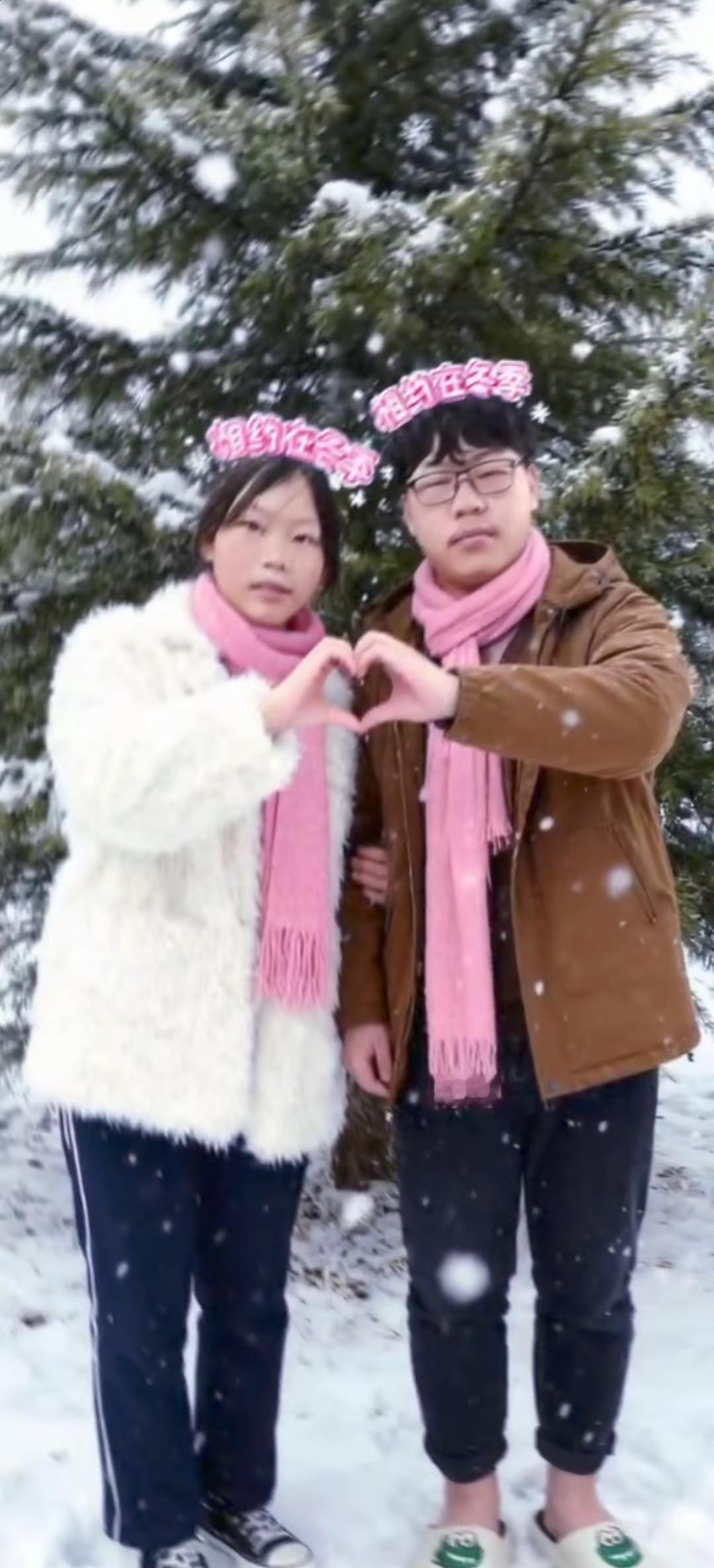 我们抱怨带一个娃累垮时，他们沉默地养大了五个。
那代人，平均每家孩子数量是现在的