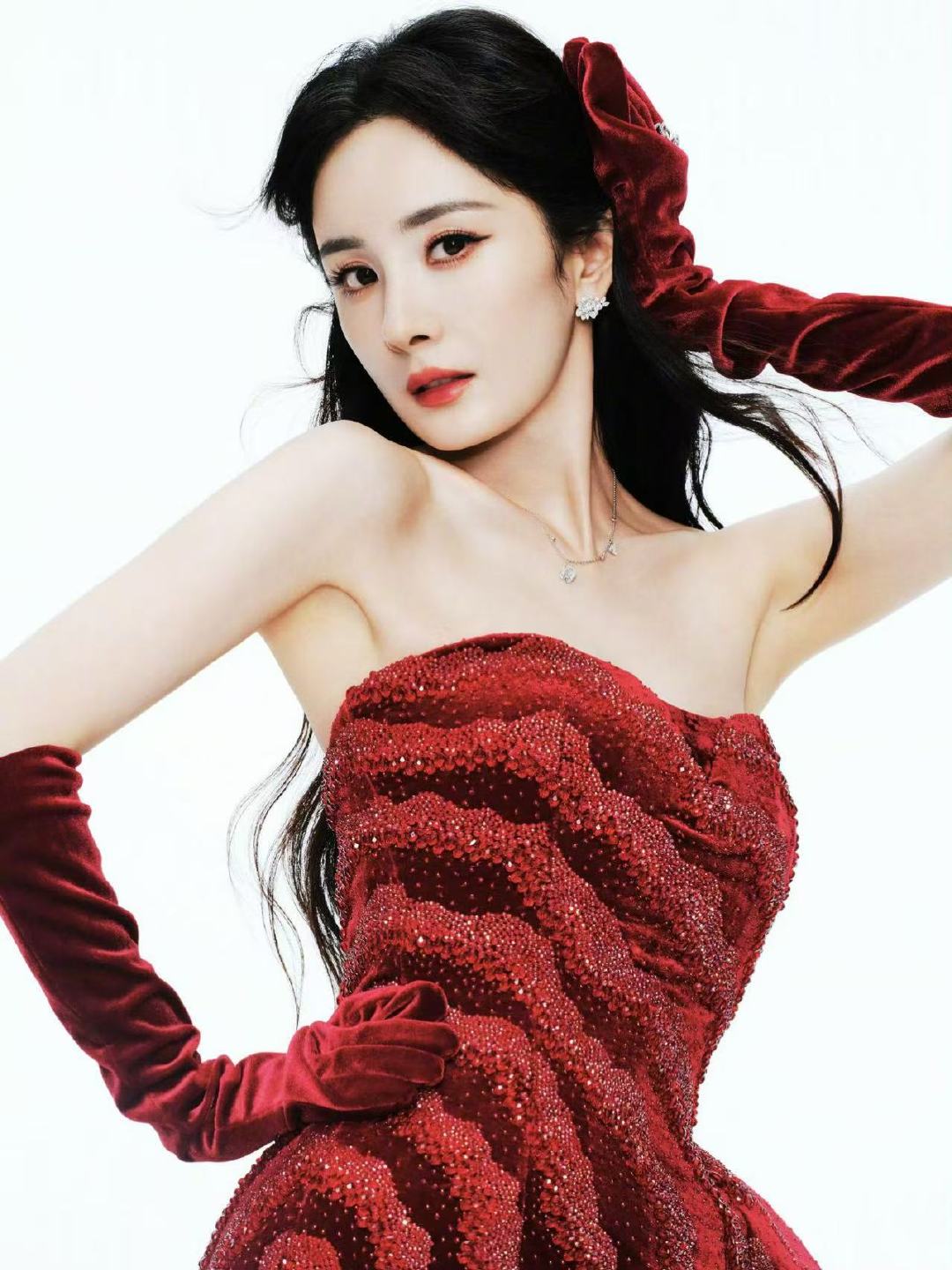 杨幂[超话]杨幂红丝绒高定裙杨幂红韵女王就这样红 ​​​