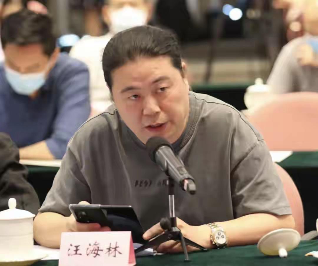 8月8日，网红博主峰哥亡命天涯录制视频，通过12366税务热线向北京税务实名举报