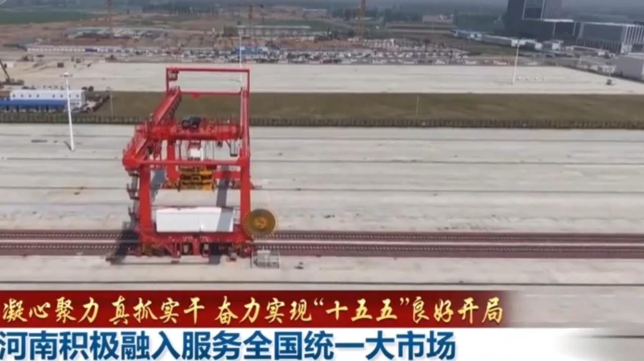 城市天际线中，中原福塔矗立，立体交通枢纽的环形匝道车流如织，高铁南站的轨道纵横四