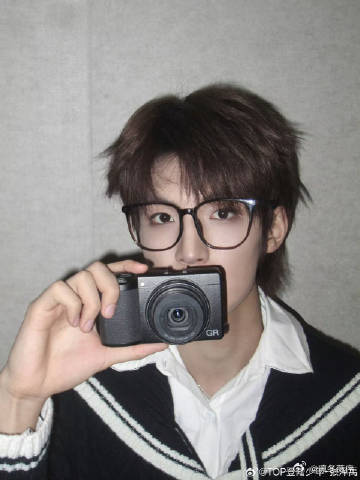 张泽禹刚下飞机就去攀岩 飞机一落地，他就投入岩壁五小时训练，vlog记录完整过程