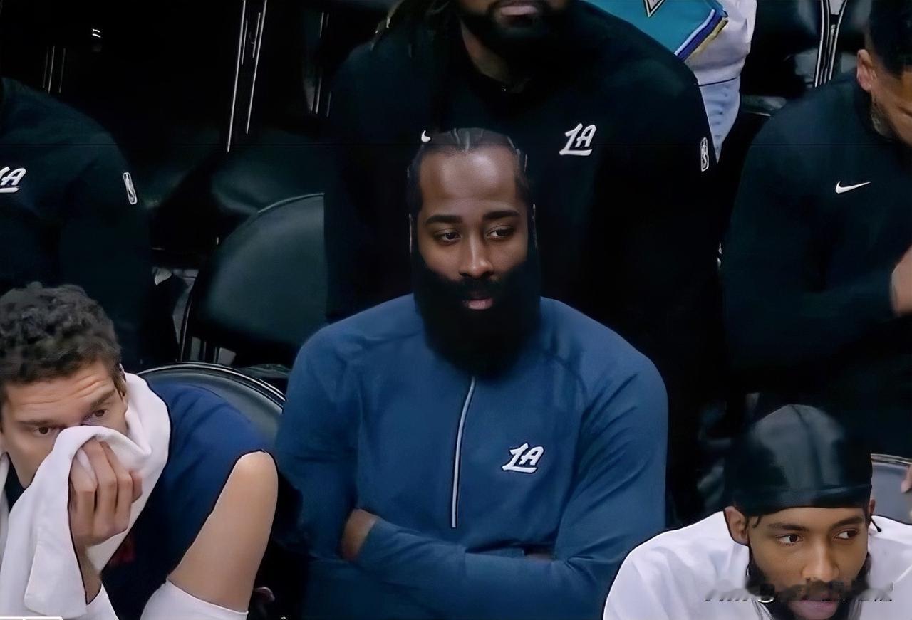 詹姆斯·哈登惨遭弃用，洛杉矶快船继续难求一胜。在客场与热火的比赛中，大胡子上场仅