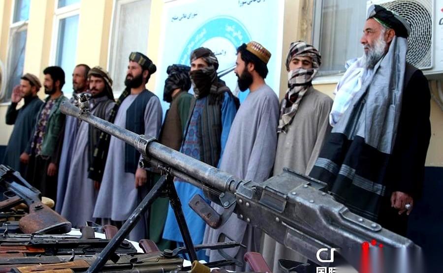 我看到那条新闻的时候，人是懵的。
阿富汗塔利班的国防部长，居然公开给巴基斯坦塔利