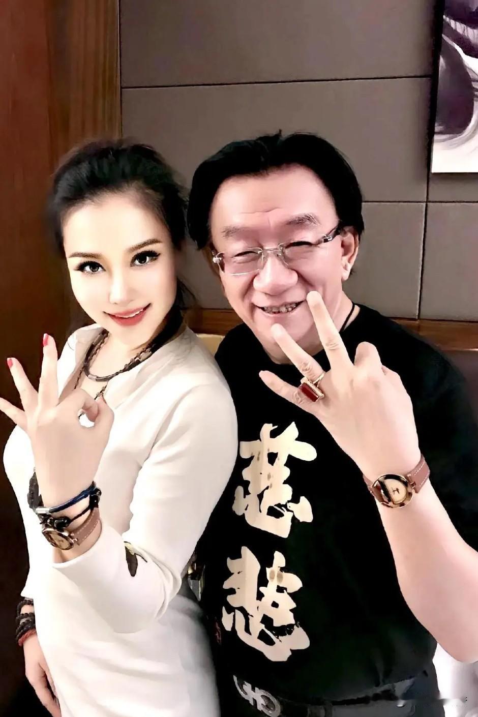 真是“不般配”！虽然不懂“三”是什么意思，但是侯耀华和她也差着辈了！

右面的侯