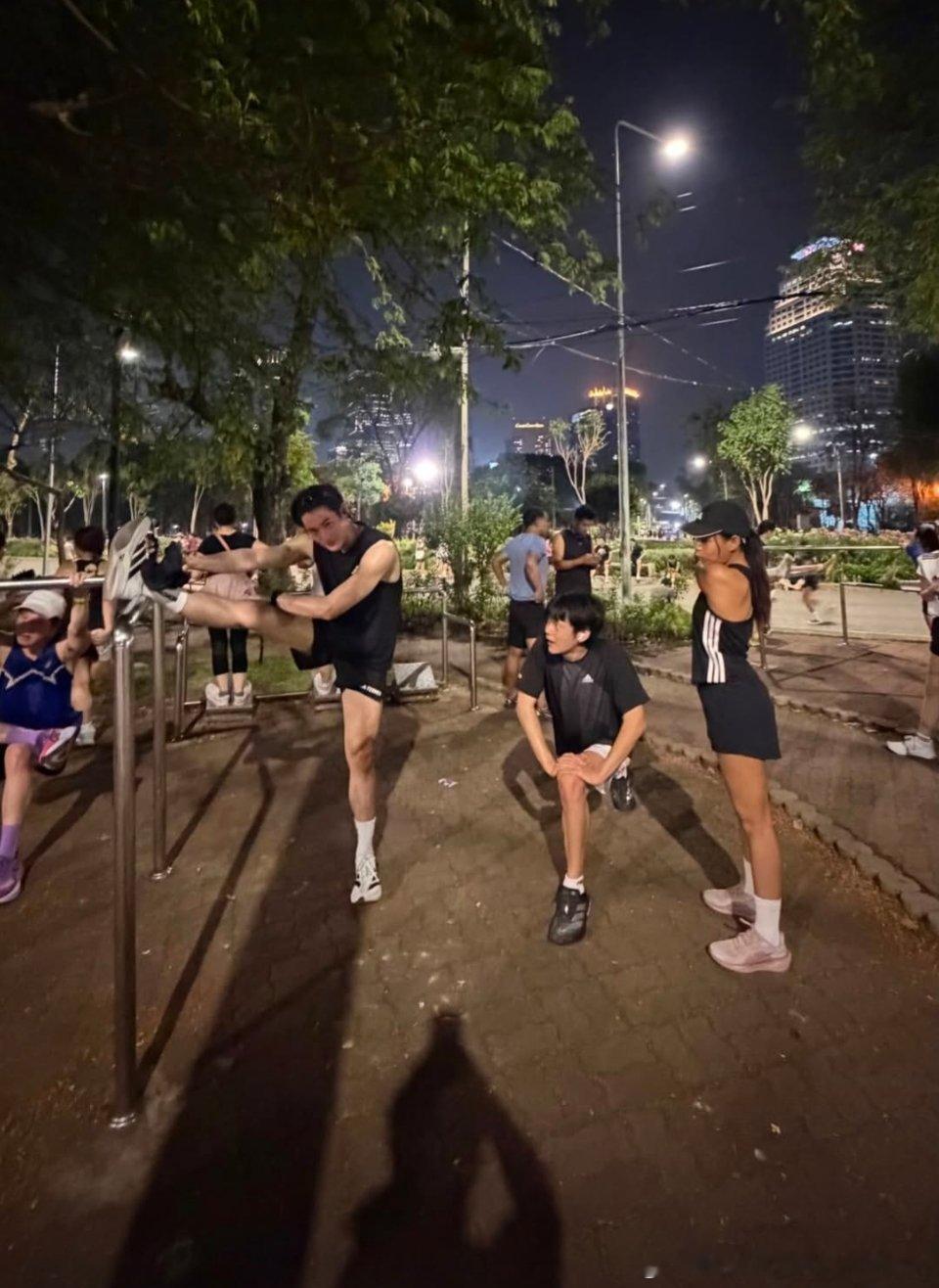 依旧夜跑中🏃，已经预见老叔老了在公园用健身器材的场景了！ 