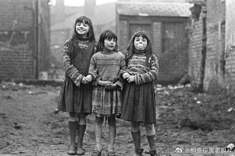 1968年英国，一名女孩在阴雨天练习跳芭蕾舞1968年，英国伯明翰巴尔萨尔希思地