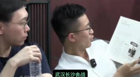 侯汉廷和“历史哥”举着大陆初中历史课本，对着国民党大声质问：“你们看看，大陆课本