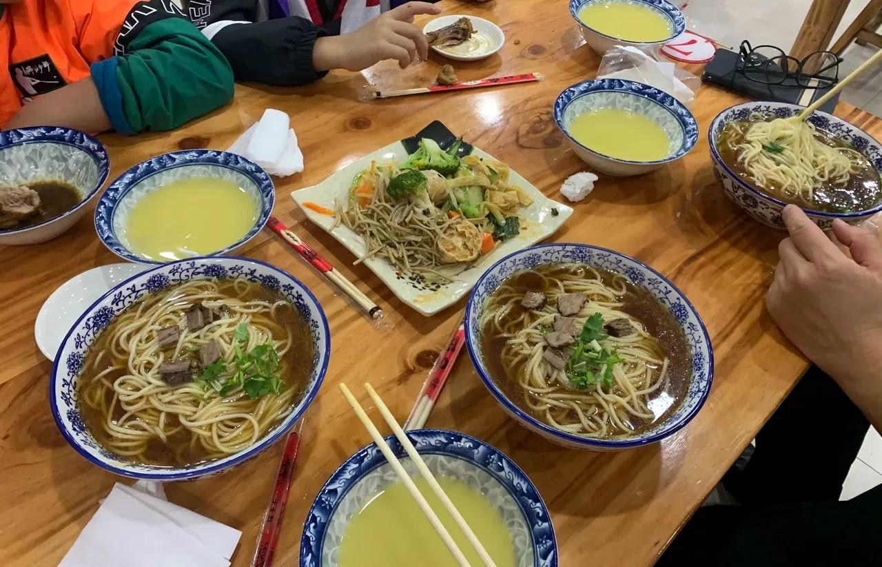 只要跟农民工叔叔去吃饭的地方，饭菜都很实惠价格便宜，味道好，份量大！

中午，我