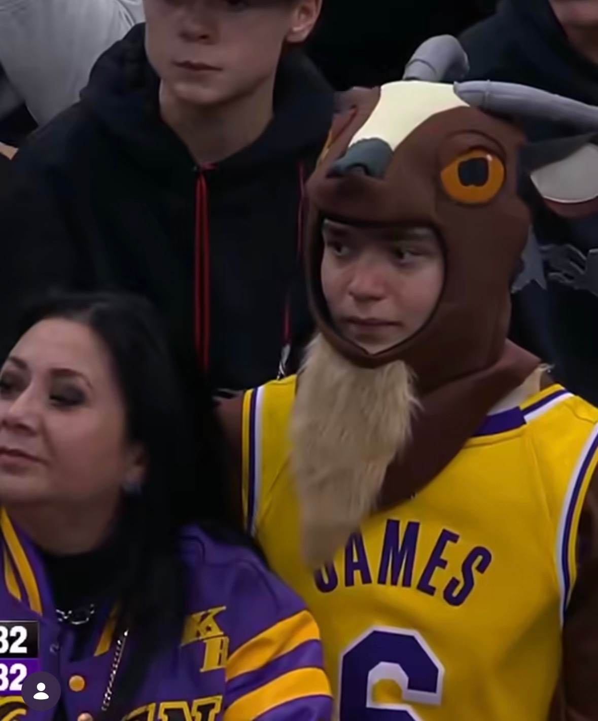 这位球迷身穿老詹6号球衣，带着山羊头套，GOAT 🐐