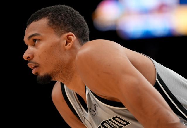 NBA季后赛首轮G1，马刺111-98战胜开拓者。赛后，文班接受了采访。谈到开拓