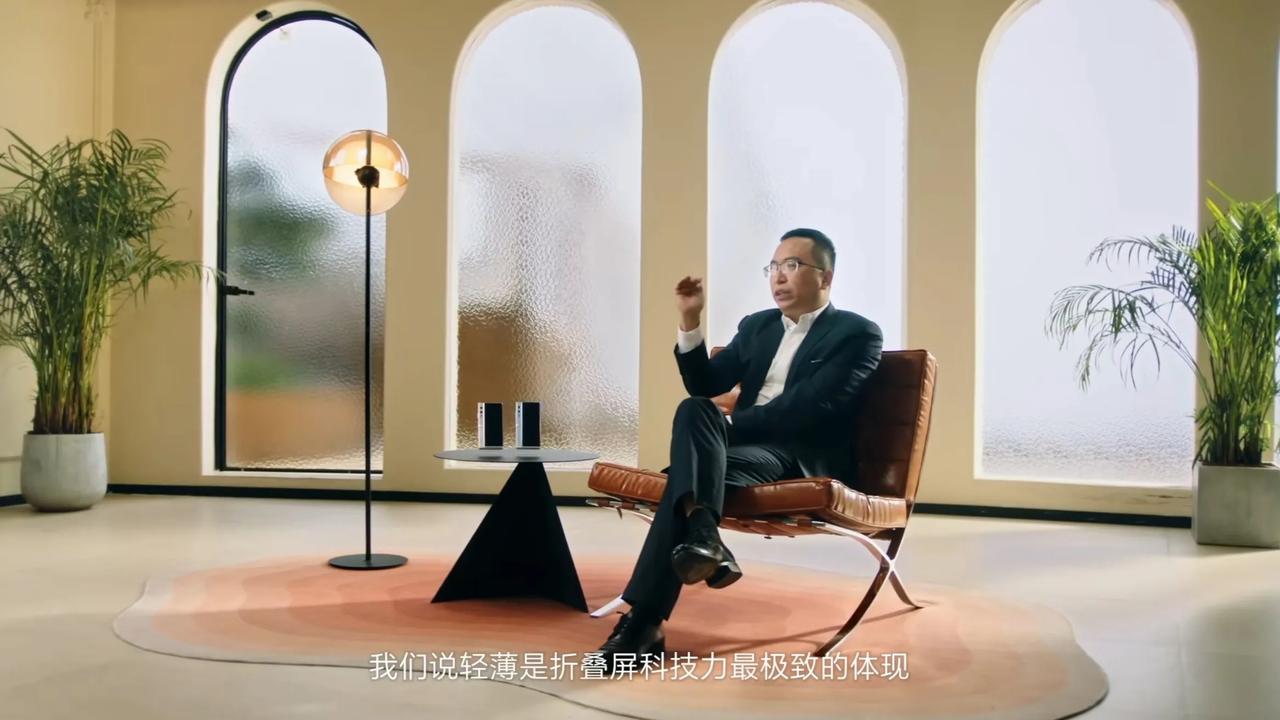 轻薄一直是折叠屏手机极致挑战，在折叠屏方面荣耀就喜欢挑战不可能。
荣耀V Pur