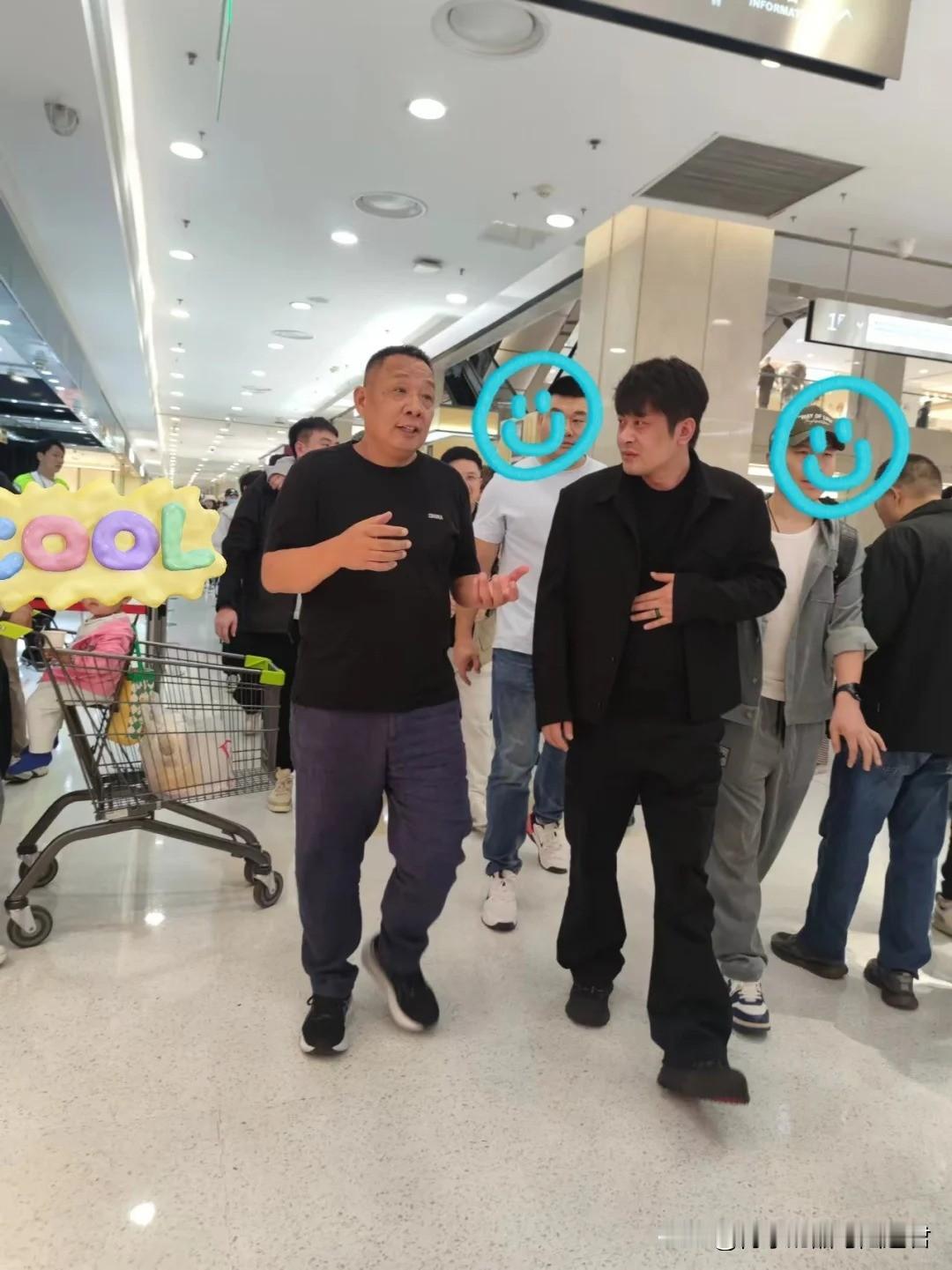 今晚的胖东来真是火爆啊，
原来是老于和大网红辛巴一起现身时代广场店，据说胖东来这
