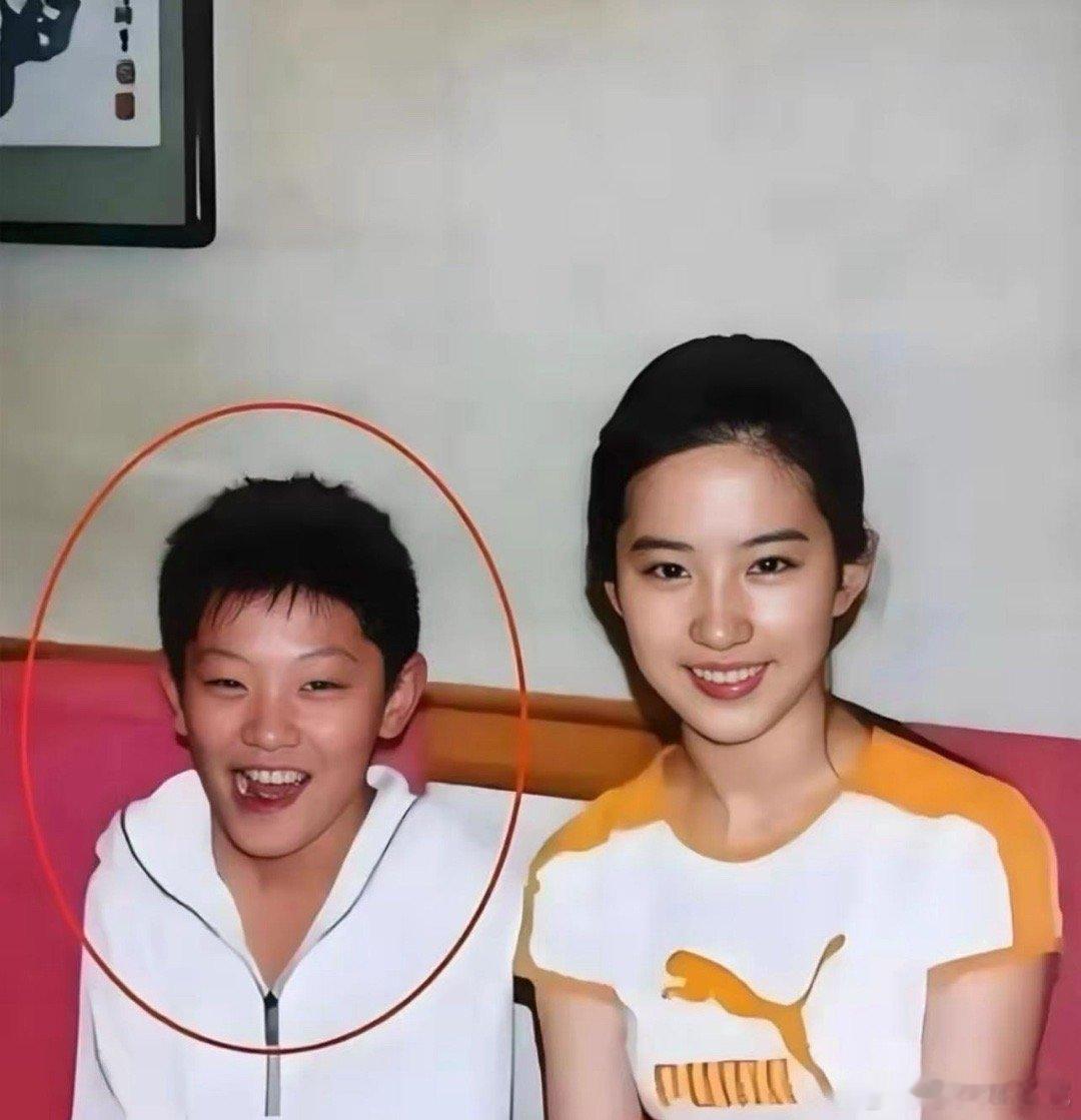这小孩是谁啊？居然能跟小时候的刘亦菲合影？[吃惊][吃惊] ​​​