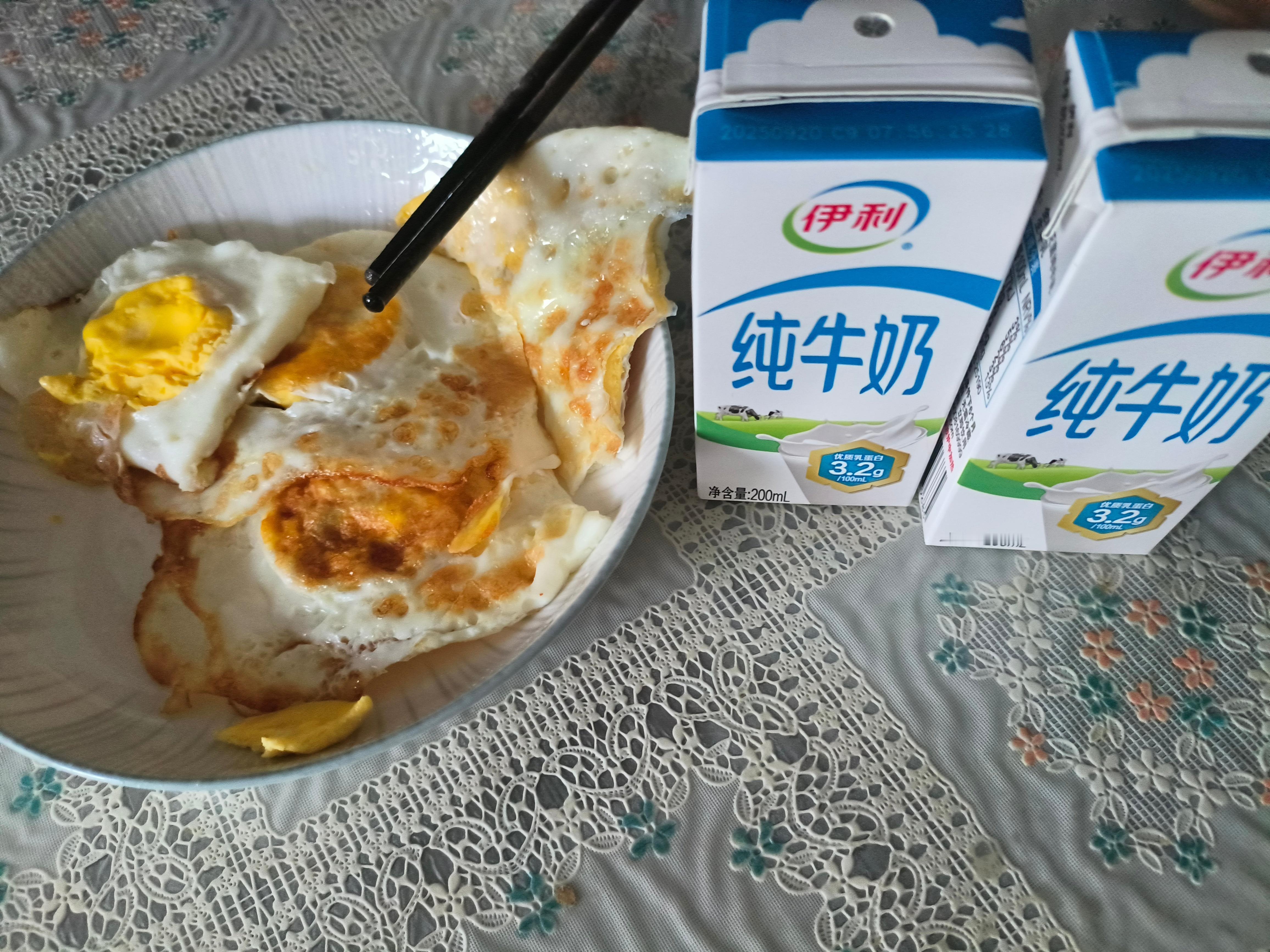 我们娘三个的早饭，煎蛋加牛奶🥛，简单凑合一下吧。