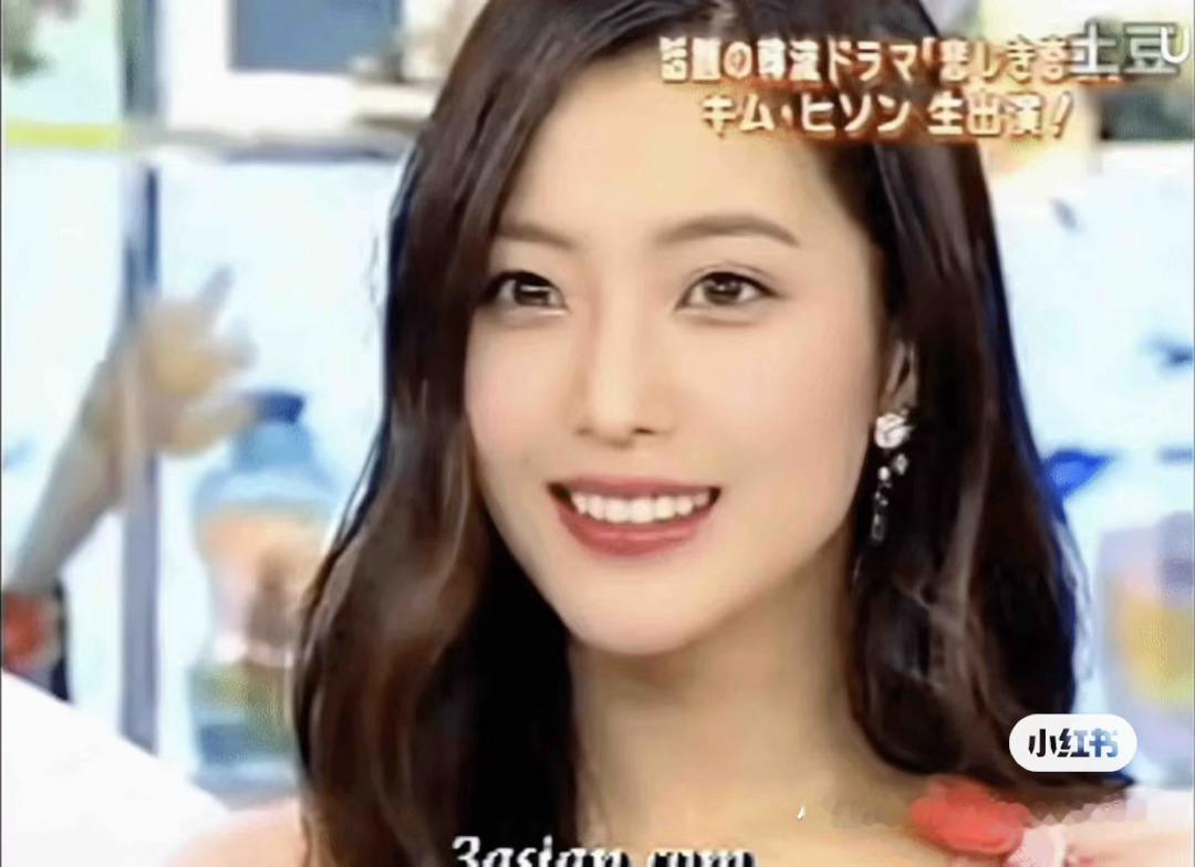 每次xhs刷到夸金喜善美貌的帖子必点进去看，真是赏心悦目我见犹怜，而且她面相超级