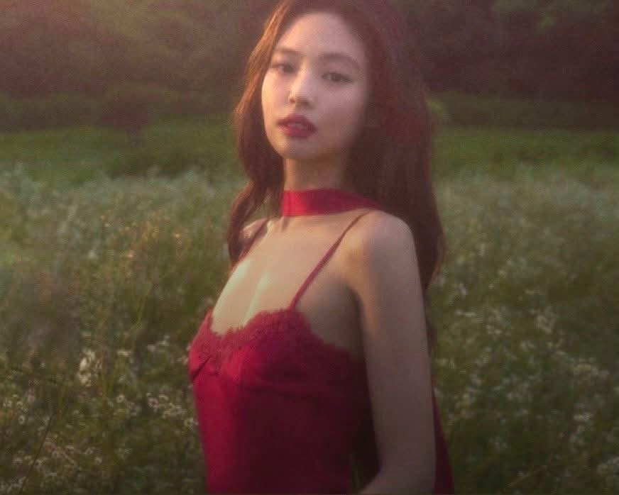 JENNIE[超话]  红衣造型太美了 ​​​