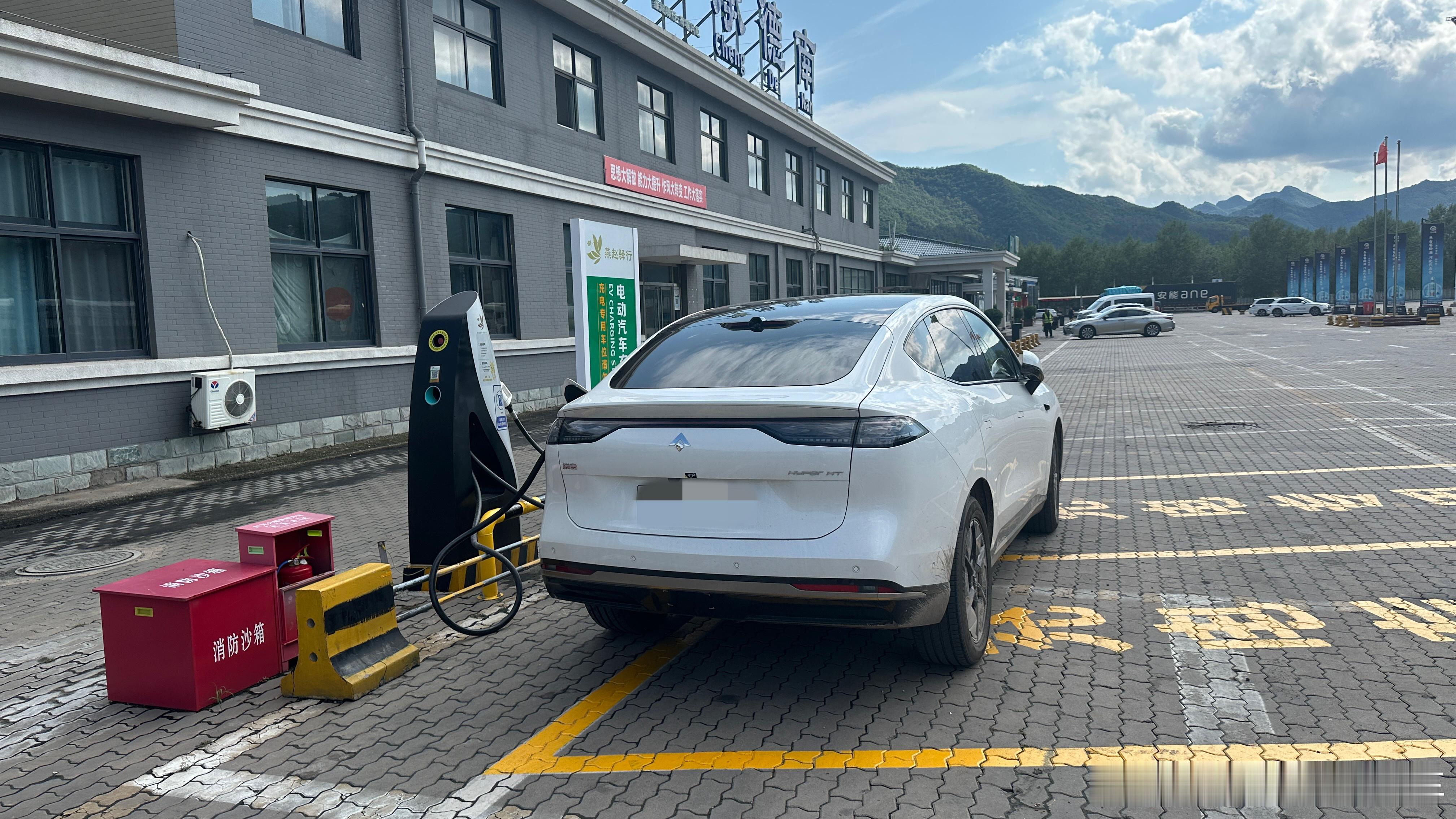 经过我的体验发现，蔚来、理想的充电桩只给充到93%左右…为了保护电池就会断电…特
