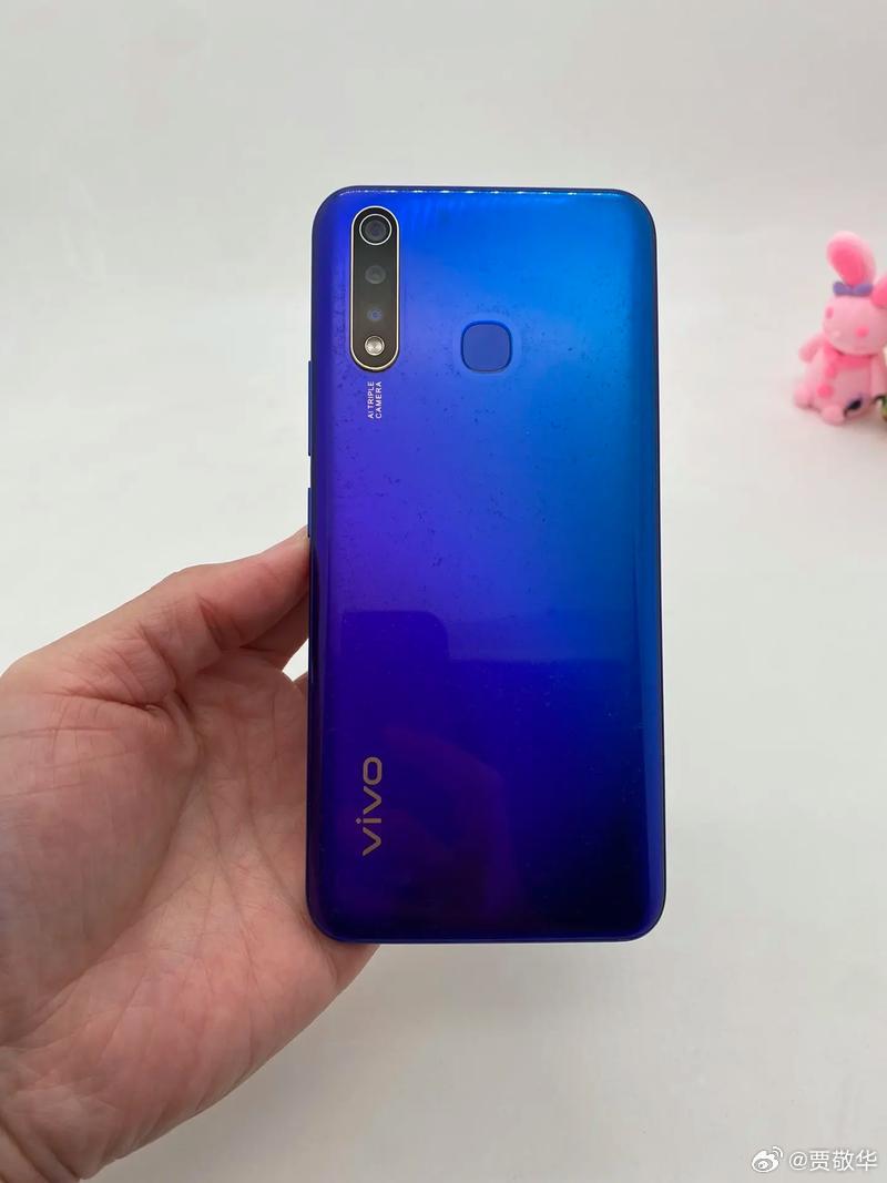 刚才维修小哥说，店里来了一位顾客，把没人要的一台旧手机买走了，6+128G卖了3