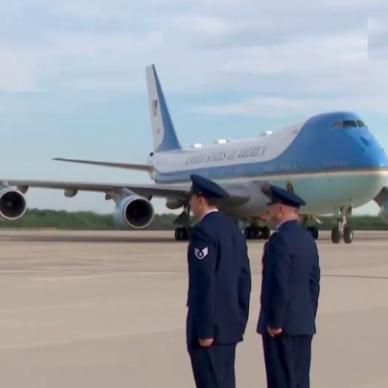 画虎不成反类犬！空军一号回到美国，没想到他们也模仿中国整了两个“仪仗兵”接机，结
