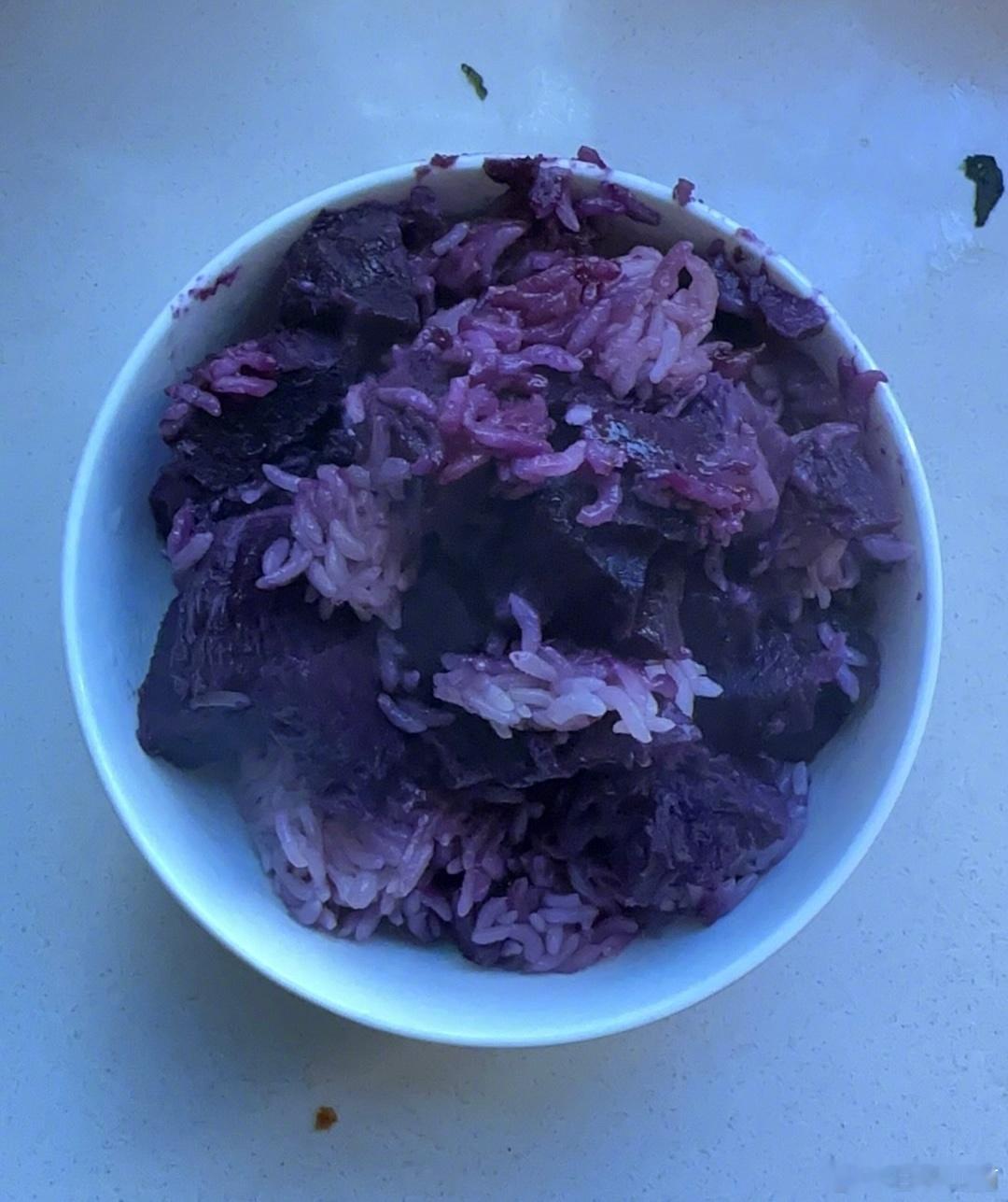 晚饭烧了这么一碗饭，被娃笑死，她说这是什么黑暗料理？这种饭我们小时候经常吃！现在