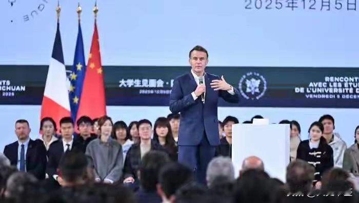 马克龙第四次访华，脚步踩到成都，这本身就很有说道。不像有些西方政客光靠媒体脑补中