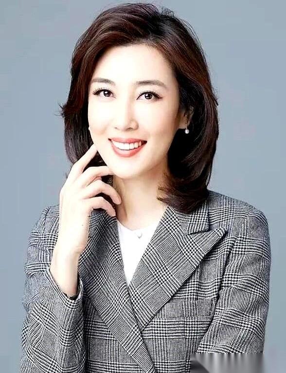每次在电视上看到李红，我脑子里就蹦出四个字：定海神针。
真的，别老盯着人家颜值了
