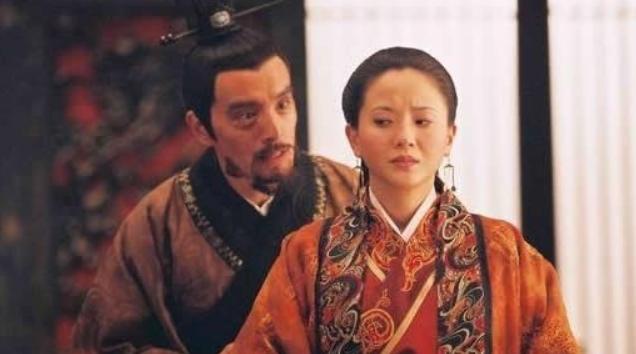 一个老太太，走几步回一次头。 
 
就是这个动作，在两千年前，救了她的命。 
 