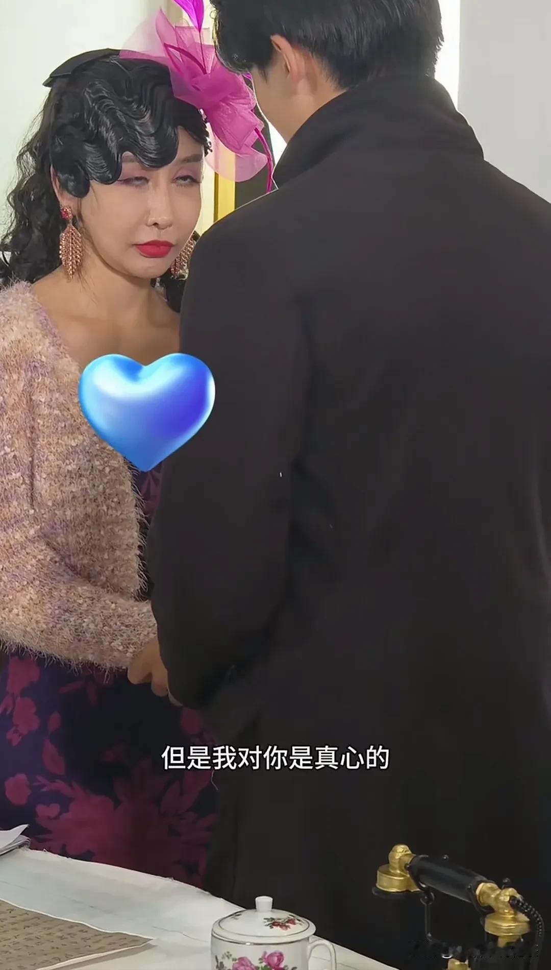 最近怎么老是看见她，快过年了，真怕让她吓着[捂脸]#这女人太好看了# #太艳了吧