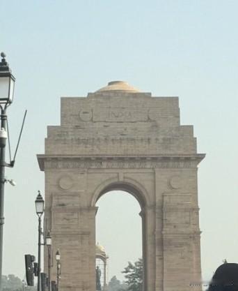 特朗普开始惦记他的“世界第一凯旋门”工程了，他在社交媒体上发布了一张印度凯旋门的