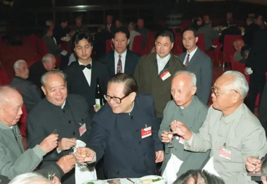 1992年10月8日，江泽民向汪东兴（左二）等中顾委老同志敬酒的照片。

198