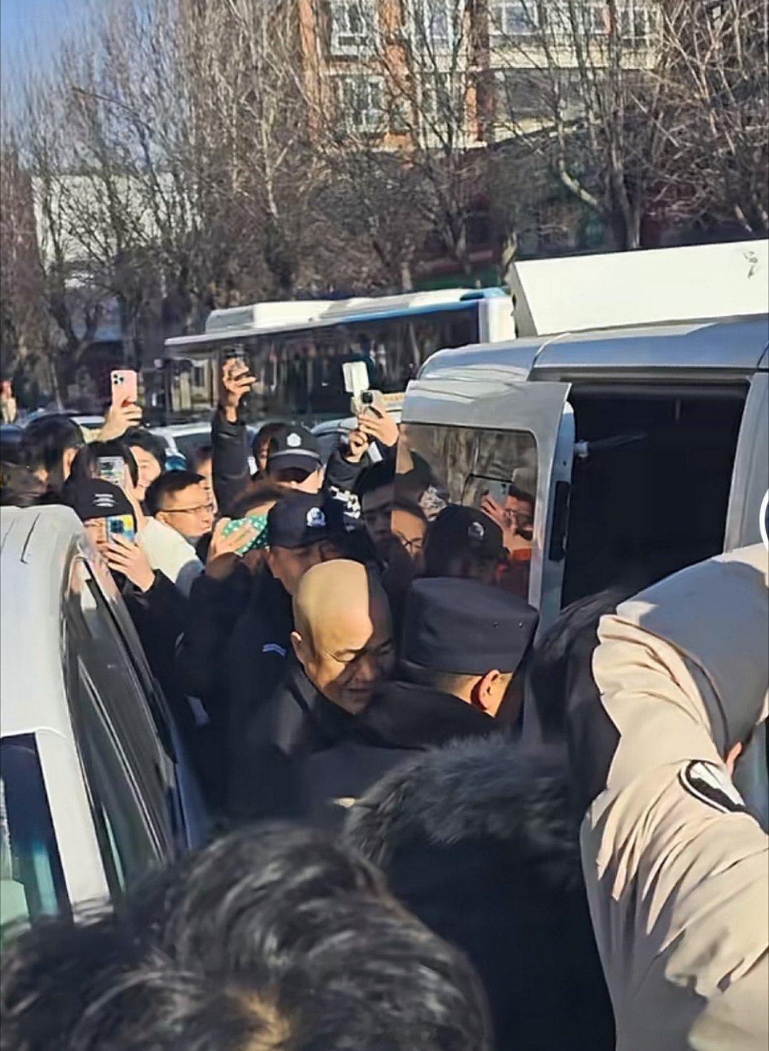 刀哥在沈阳的影响力还是大啊一条街直接堵满了 